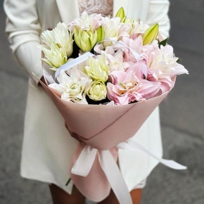 Букет из 7 пионовидных лилий в Голицыно