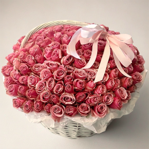 Композиция в корзине из 151 розы Ревиваль в Голицыно