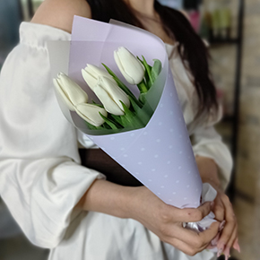 Букетик из 5 белых тюльпанов в Голицыно