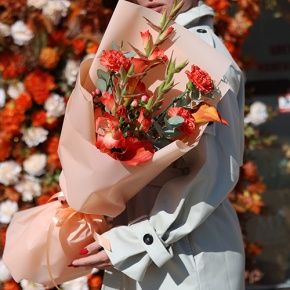 Букет "На закате дня" из гладиолусов, калл, гиперикума и диантусов в Голицыно