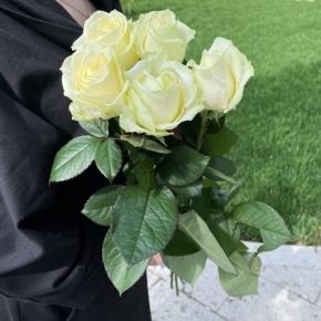 Букет из 5 белых роз (70 см) в Голицыно