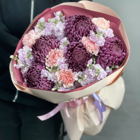 Букет "Софи" из хризантем Бигоуди, диантусов и ароматных маттиол в Голицыно