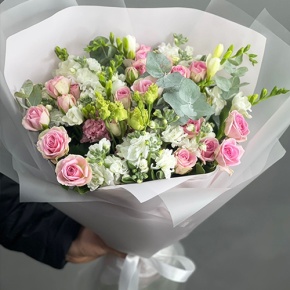 Букет "Особый случай " из ароматных маттиол, фрезий и кустовых роз в Голицыно