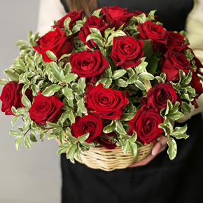 Композиция в корзине "Евгения" из 25 роз и питаспорума в Голицыно