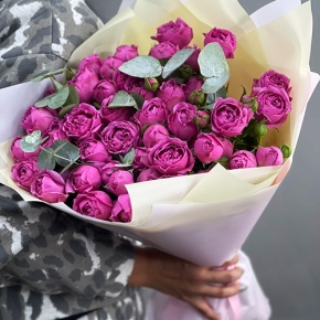 Букет "Малиновый бисквит" из кустовых и пионовидных роз и эвкалипта в Голицыно