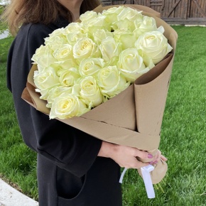 Букет из 25 белых роз в крафте (70 см) в Голицыно