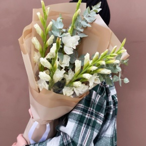 Букет из 5 белых гладиолусов и эвкалипта в Голицыно
