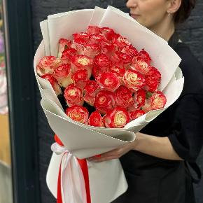 Букет " Клубничный коктейль" из 35 бело-красных роз в Голицыно