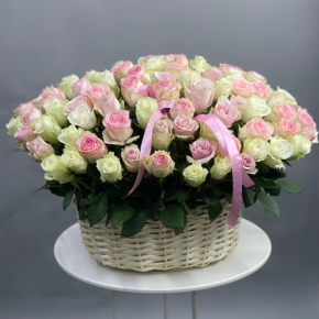 Композиция в корзине из 101 кенийской розы пастельный микс (40 см) в Голицыно