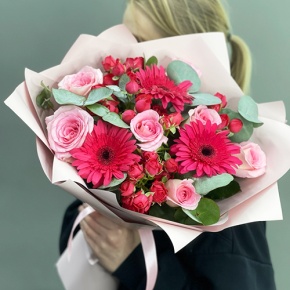 Букет "Маджента" из микса роз, гербер и эвкалипта в Голицыно
