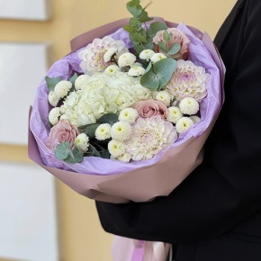 Букет "Динь" из георгин, хризантем сантини, эвкалипта, роз и гортензии в Голицыно