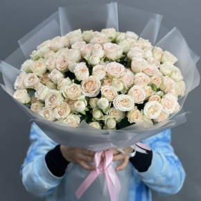 Букет из 35 кремовых кустовых роз (50 см) в Голицыно
