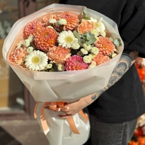 Букет "Персиковый латте" из георгин, диантусов, гербер и хризантем сантини в Голицыно