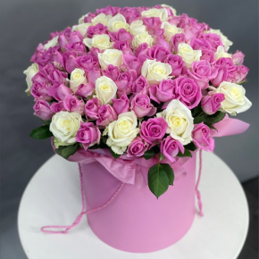 Композиция в шляпной коробке из 151 розы кения микс в Голицыно