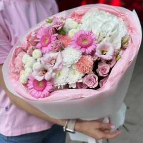 Букет "Розовые облака" из хризантемы, кустовых роз, диантусов, гортензии и эустом в Голицыно