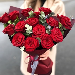 Букет 15 красных роз с эвкалиптом (50 см) в Голицыно