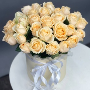 Композиция в шляпной коробке из 35 кремовых кенийских роз в Голицыно