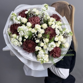 Букет "Шоколадный френч" из кустовых роз, хризантем Бигоуди, брунии, ароматных маттиол и сантини в Голицыно