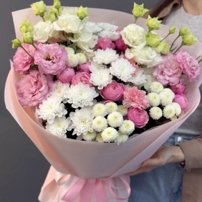 Букет "Задыхаюсь от нежности" из хризантемы, кустовых пионовидных роз, диантусов и эустом в Голицыно