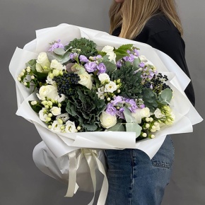 Букет "Ночное рандеву" из брассики, ягод вибирнума, роз, эустом, ароматных маттиол и гиперикума в Голицыно