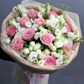 Букет "Пудровая мечта" из роз и эустом в Голицыно