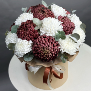 Композиция в шляпной коробке из 19 хризантем  в Голицыно