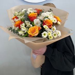 Букет "Апельсин" из роз и хризантем сантини в Голицыно