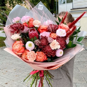Букет "Каркаде" из хризантем Бигоуди и Момоко, роз Эквадор Кахала, озатамнуса,  эустом, протеи, и диантусов в Голицыно