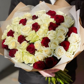 Букет 51 белая и красная роза (50 см) в Голицыно
