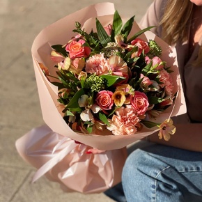 Букет "Каталина" из роз, диантусов, альстромерий, скиммии и кустовых ранункулюсов в Голицыно