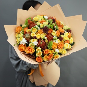 Букет "Осенние грёзы" из лейко, роз, фрезий, скиммии, молюцеллы и лейко в Голицыно