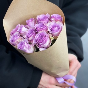 Букет из 11 лиловых роз в крафте (40 см) в Голицыно