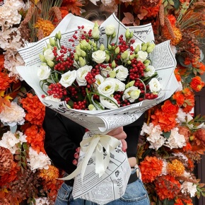 Букет "Рябиновый" из ягод калины и эустом в Голицыно