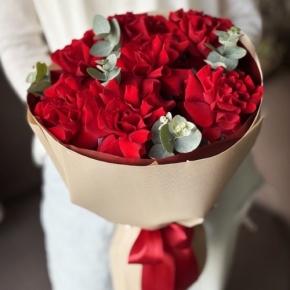 Букет "Красная пантера" из 7 роз Эквадор и эвкалипта в Голицыно