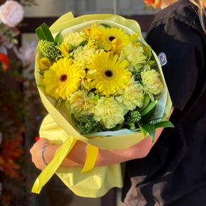 Букет "Солнечная пора" из гербер, альстромерий, скиммии и диантусов в Голицыно