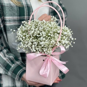 Композиция в сумочке из гипсофил в Голицыно