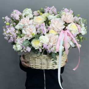 Композиция в корзине из роз Эквадор и ароматных маттиол в Голицыно