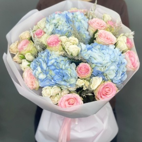 Букет "Легкий ветерок" из роз, конифера и гортензий в Голицыно