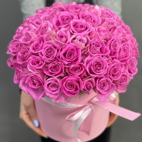 Композиция в шляпной коробке из 71 кенийской розы в Голицыно