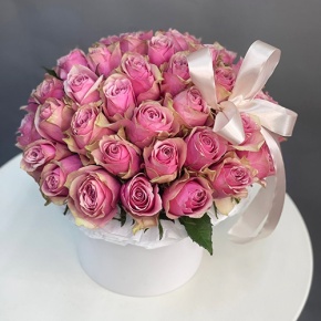 Композиция в шляпной коробке из 43 роз в Голицыно