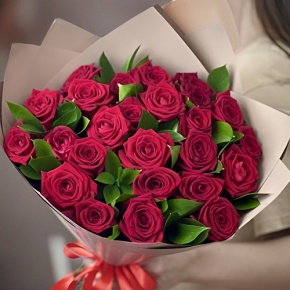 Букет из 25 красных роз и рускуса (50 см) в Голицыно
