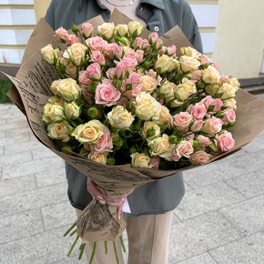 Букет из 19 кустовых роз в крафте (60 см) в Голицыно