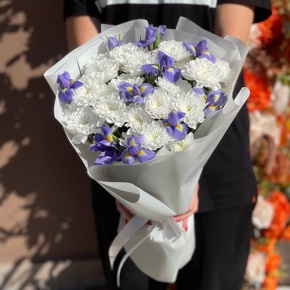 Букет из ирисов и хризантем в Голицыно