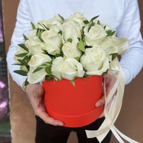 Композиция в шляпной коробке из 25 белых роз в Голицыно