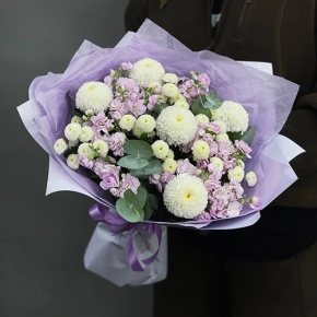 Букет "Ванила" из хризантем сантини, Момоко, эвкалипта и ароматных маттиол в Голицыно