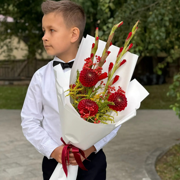 Букет на 1 сентября с красными гладиолусами, георгинами и калиной в Голицыно