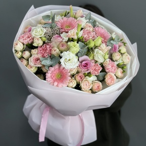 Букет "Я с тобой" из роз, эвкалипта, гербер, ароматных фрезий, озатамнуса, эустом и диантусов в Голицыно