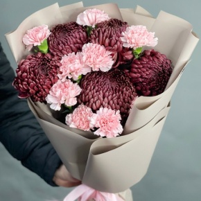 Букет из хризантем Бигоуди и розовых диантусов в Голицыно