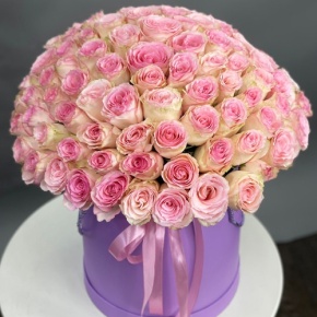 Композиция в шляпной коробке из 151 розы кения в Голицыно