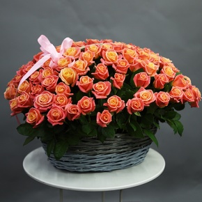 Композиция в корзине из 101 розы Мисс Пигги (50 см) в Голицыно